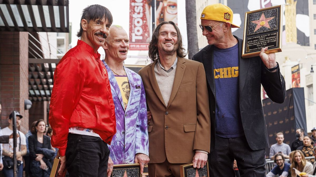 RECENZE: Nové album Red Hot Chili Peppers vytaženo z manuálu dovedností